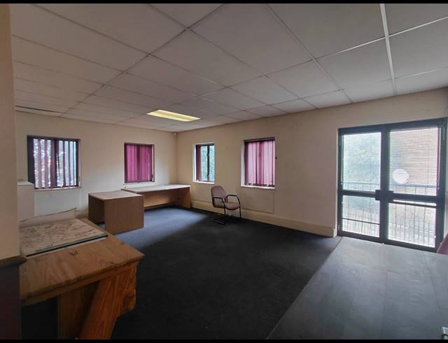 101M² OFFICE TO LET IN OLIVEDALE